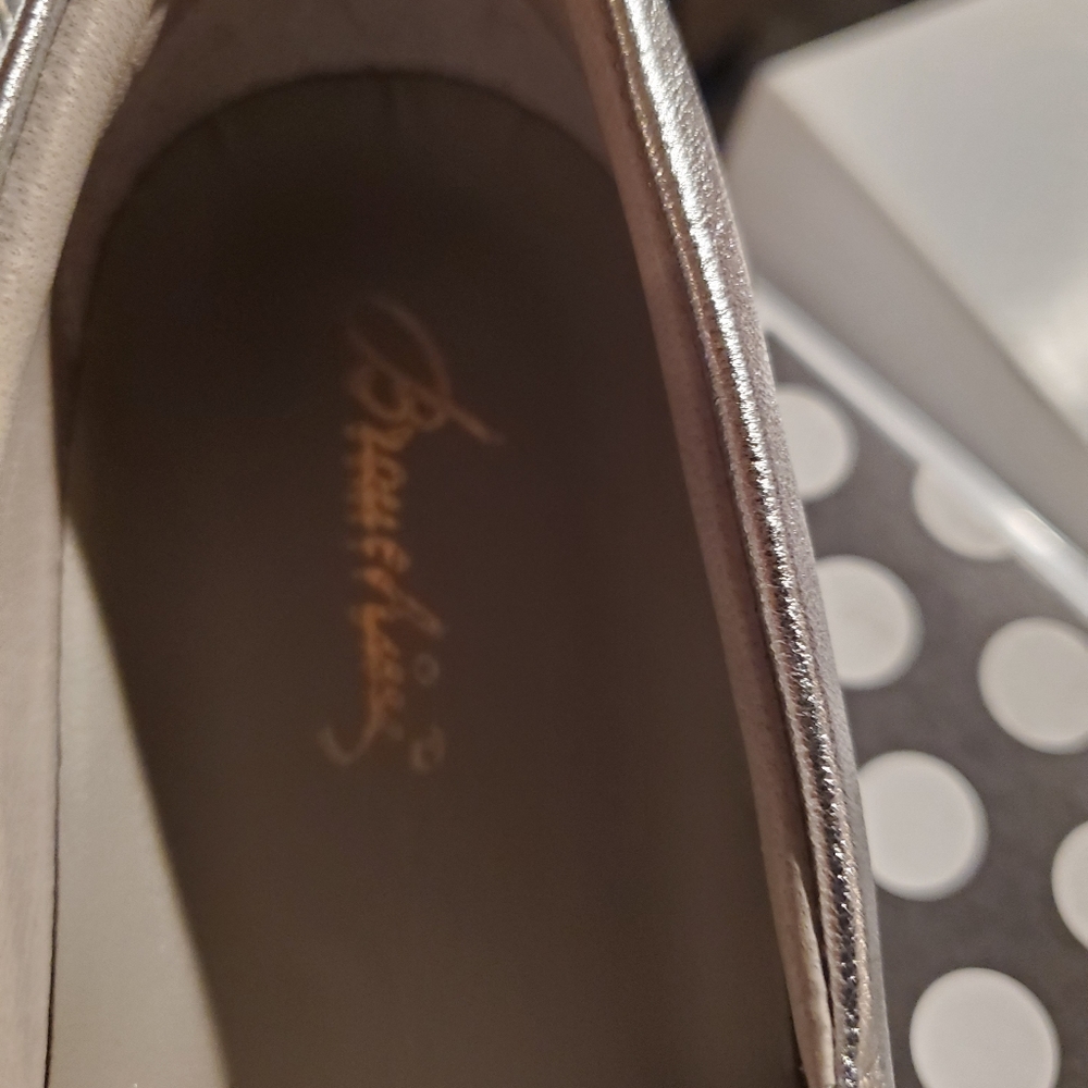 NIB sneakers - Picture 3 of 8
